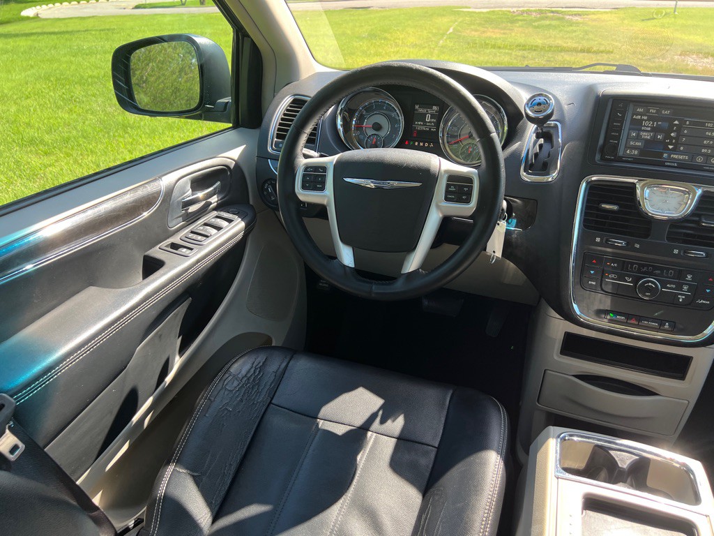 2016 Chrysler Town & Country Image 26