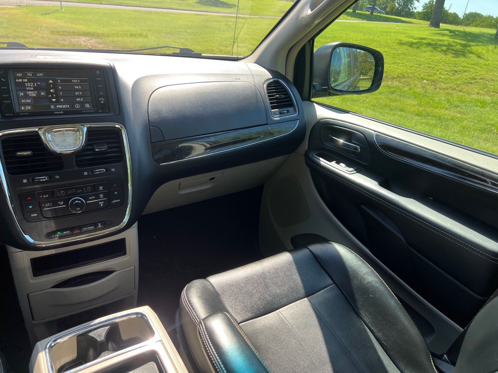 2016 Chrysler Town & Country Image 27