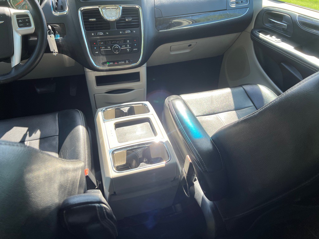 2016 Chrysler Town & Country Image 29