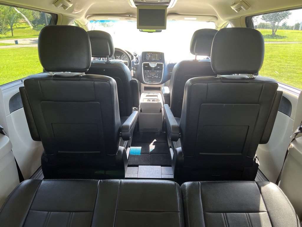 2016 Chrysler Town & Country Image 32