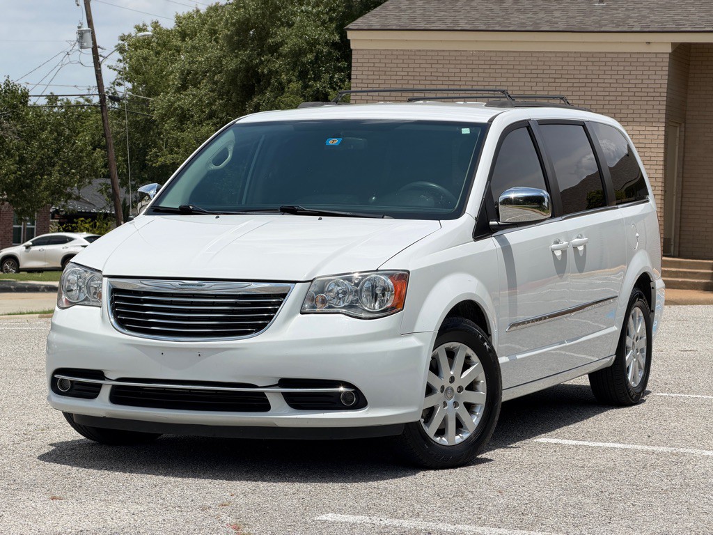 2014 Chrysler Town & Country Image 1