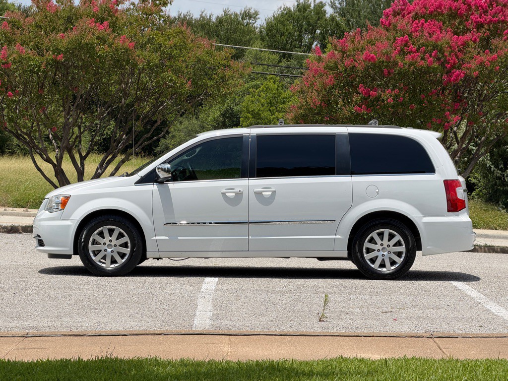 2014 Chrysler Town & Country Image 2