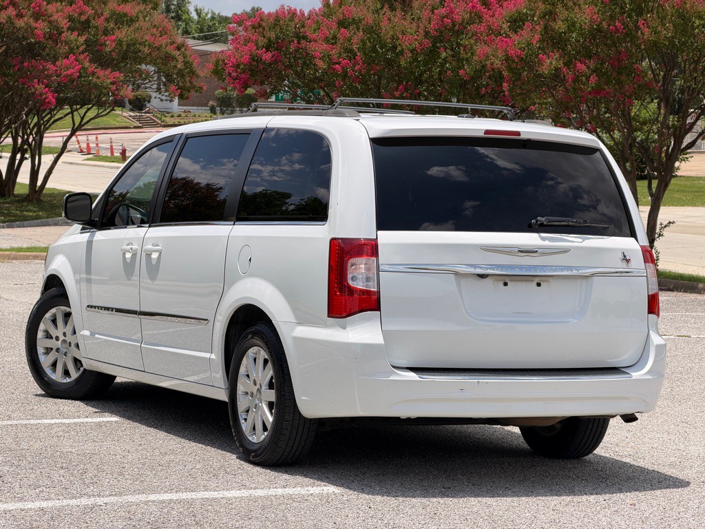 2014 Chrysler Town & Country Image 3