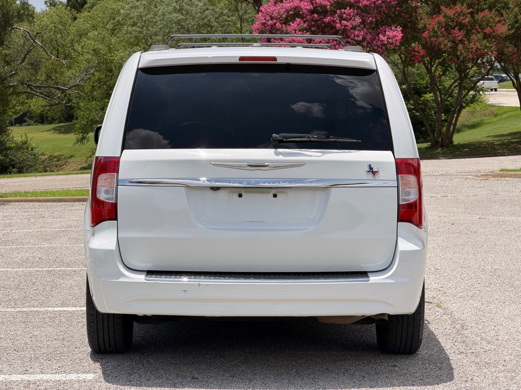 2014 Chrysler Town & Country Image 4
