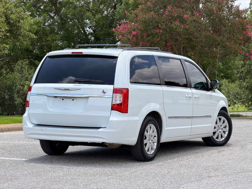 2014 Chrysler Town & Country Image 5