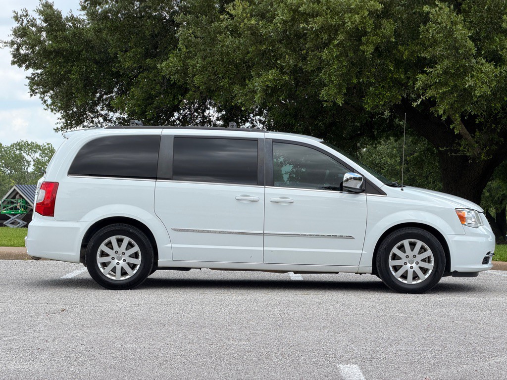 2014 Chrysler Town & Country Image 6