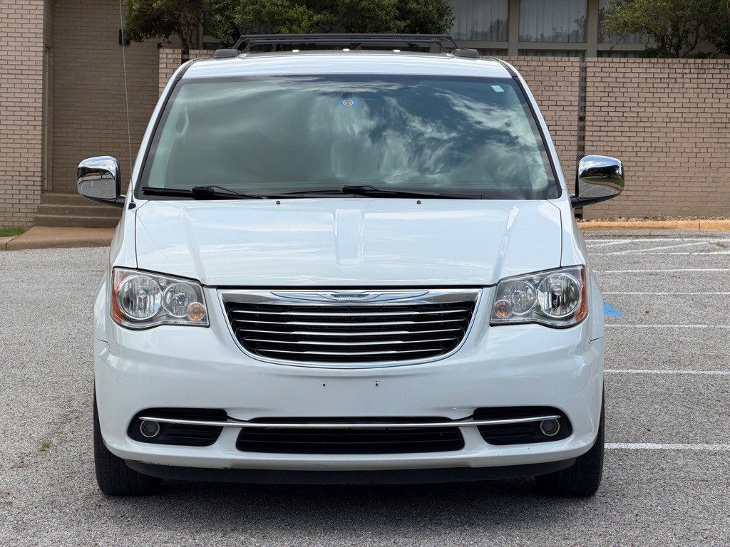 2014 Chrysler Town & Country Image 8
