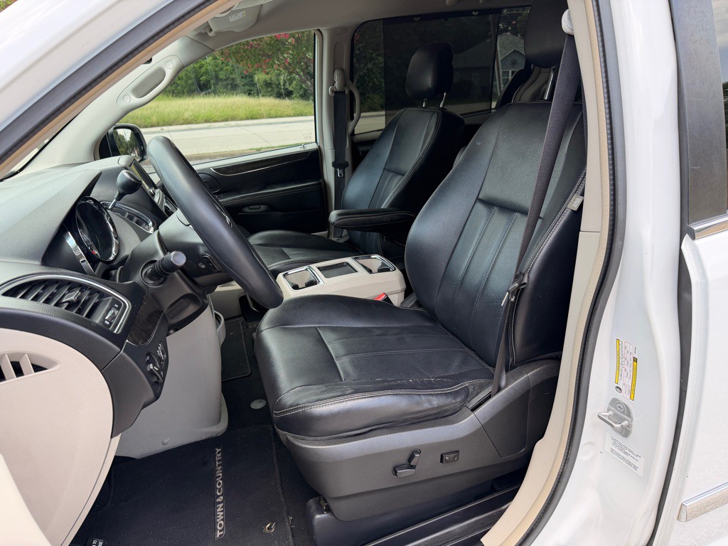 2014 Chrysler Town & Country Image 10