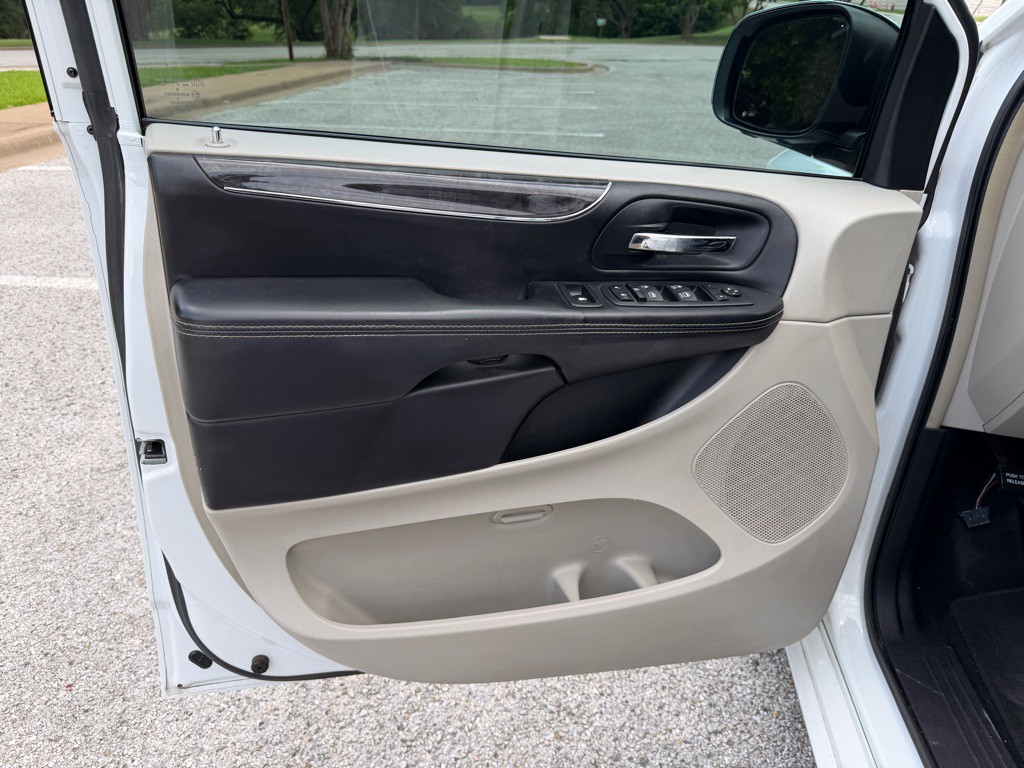 2014 Chrysler Town & Country Image 11