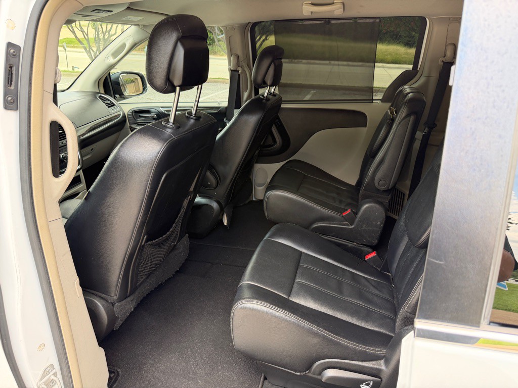 2014 Chrysler Town & Country Image 12