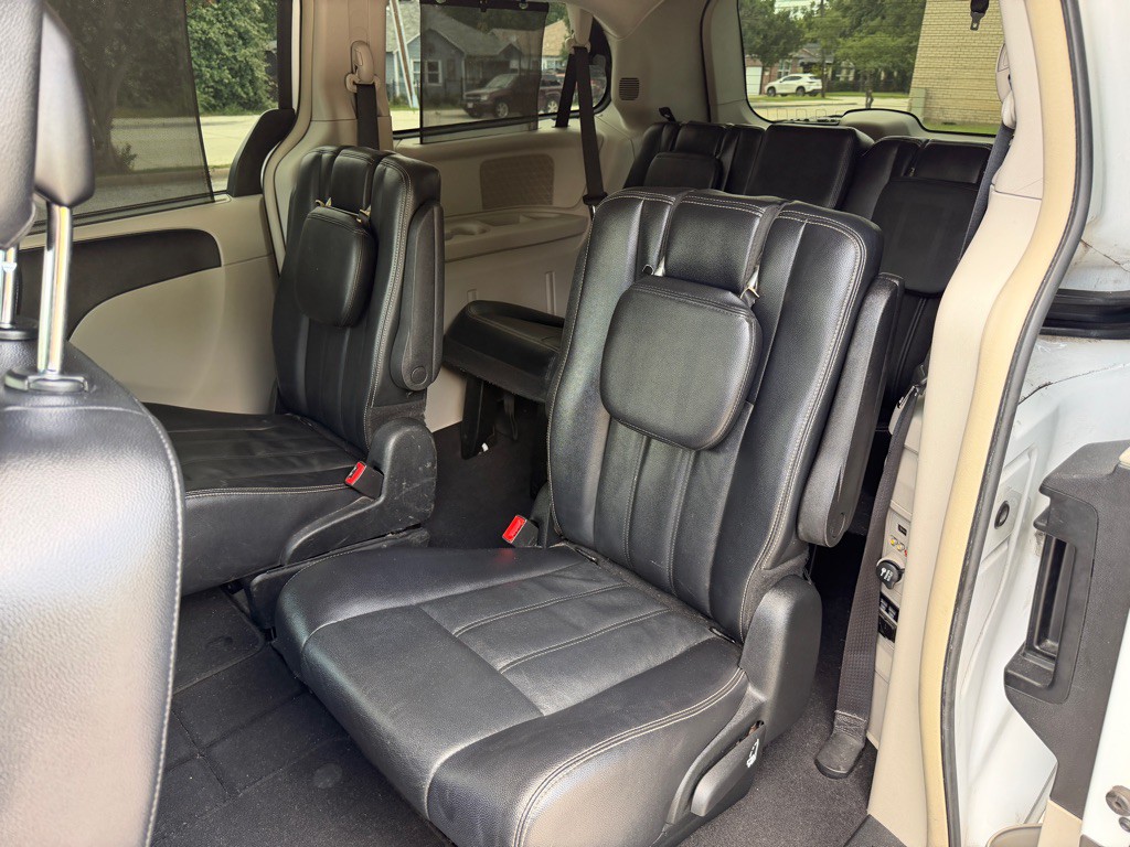 2014 Chrysler Town & Country Image 13