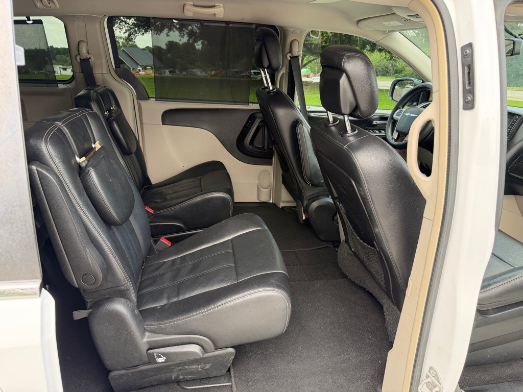 2014 Chrysler Town & Country Image 14