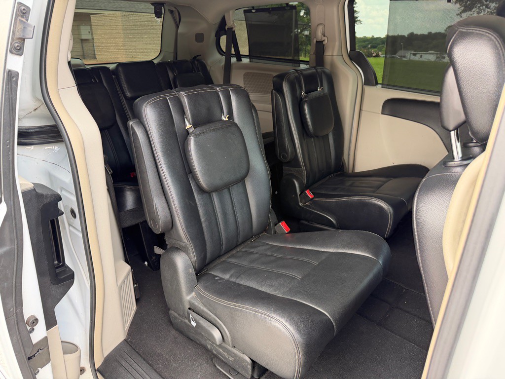 2014 Chrysler Town & Country Image 15