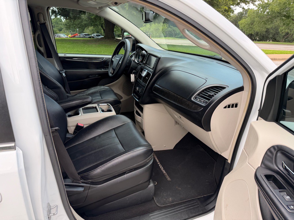 2014 Chrysler Town & Country Image 17