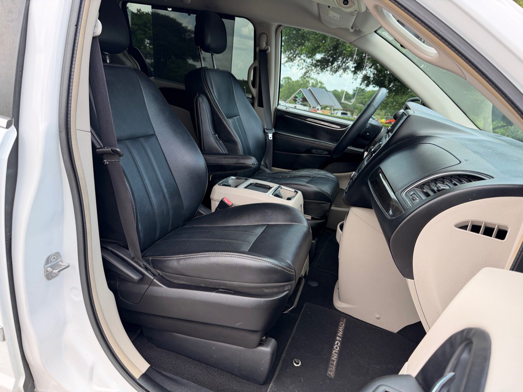 2014 Chrysler Town & Country Image 18