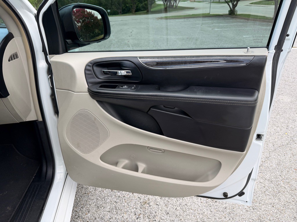 2014 Chrysler Town & Country Image 19