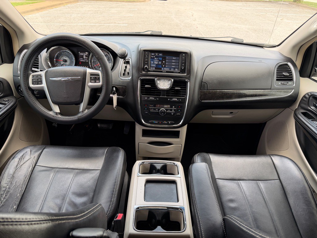 2014 Chrysler Town & Country Image 24