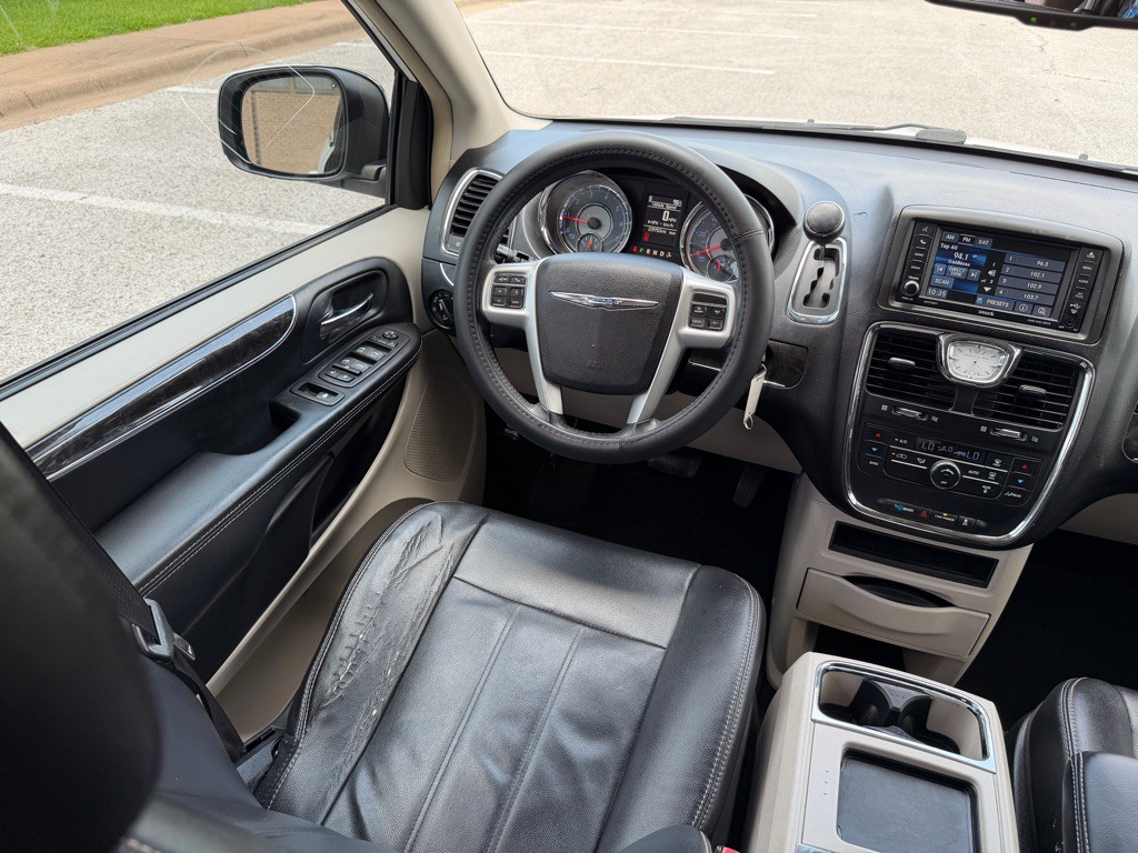 2014 Chrysler Town & Country Image 25