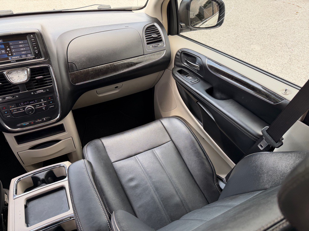 2014 Chrysler Town & Country Image 26