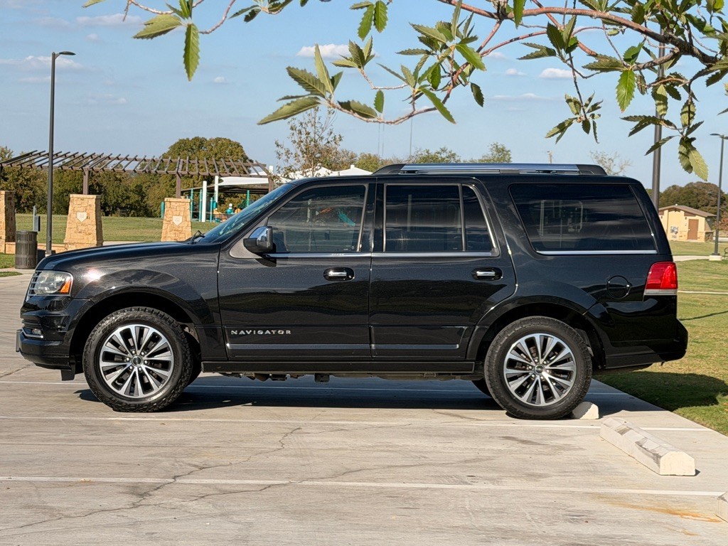 2015 Lincoln Navigator Image 2