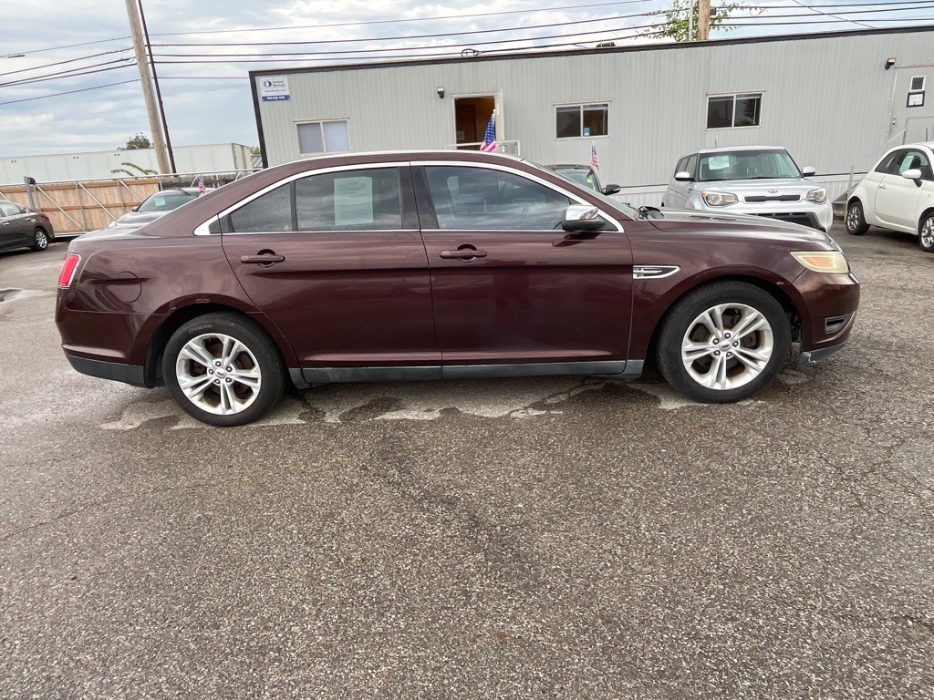 2010 Ford Taurus Image 3