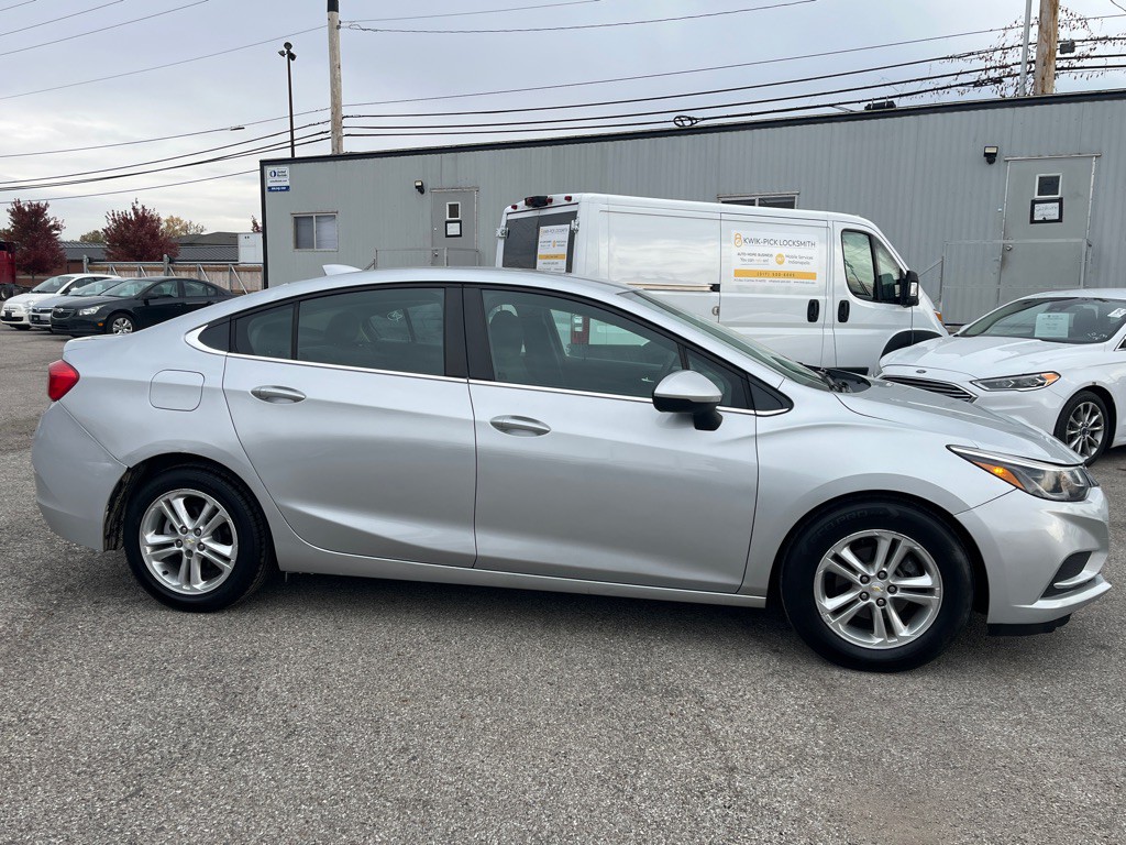 2016 Chevrolet Cruze Image 2