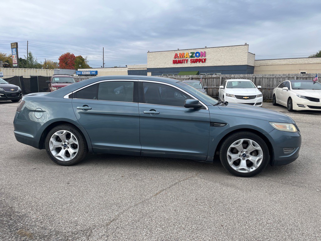 2010 Ford Taurus Image 2