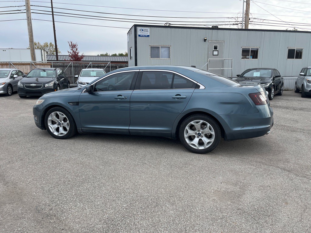 2010 Ford Taurus Image 4