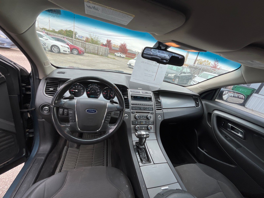 2010 Ford Taurus Image 8
