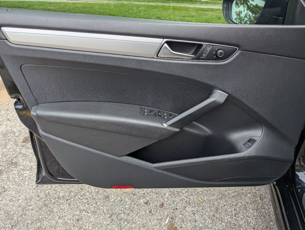 2017 Volkswagen Passat Image 13