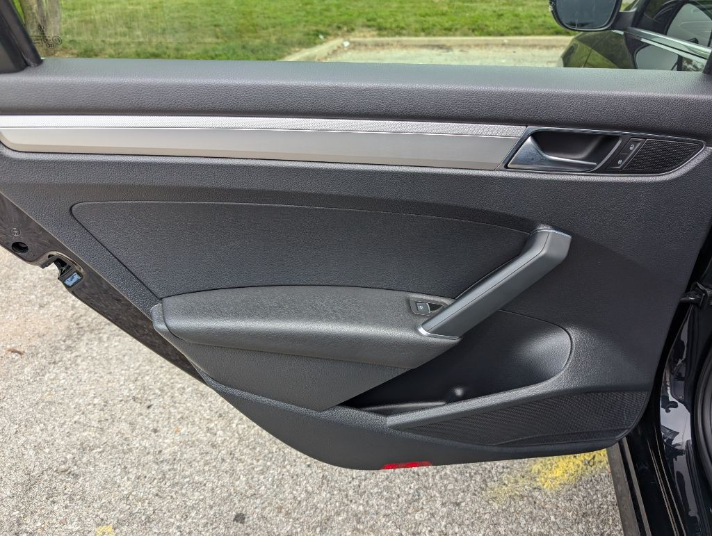 2017 Volkswagen Passat Image 16