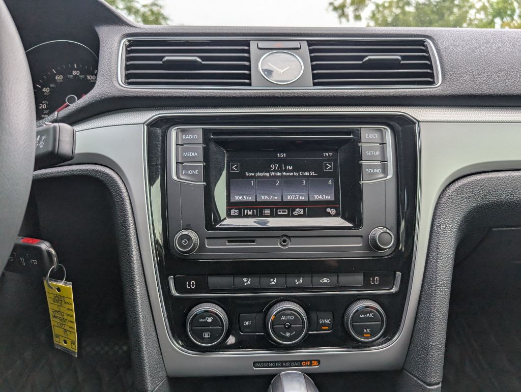 2017 Volkswagen Passat Image 19