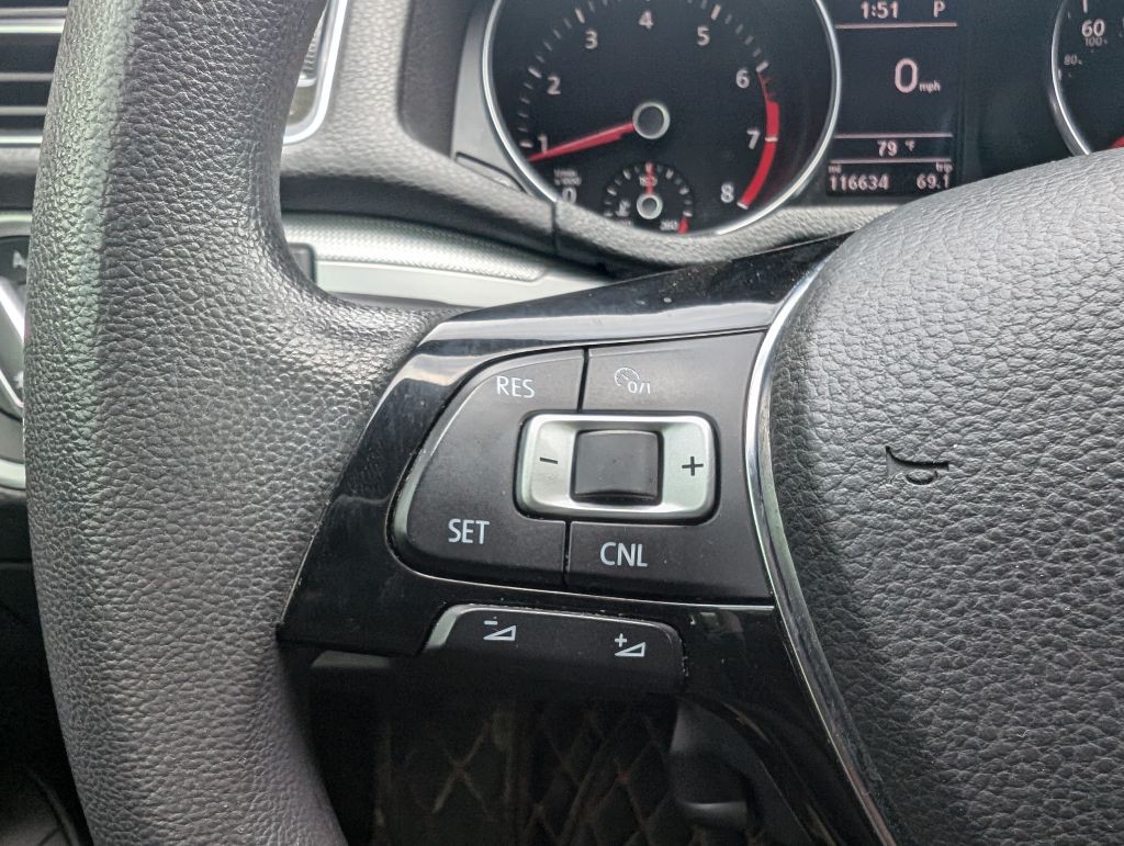 2017 Volkswagen Passat Image 23