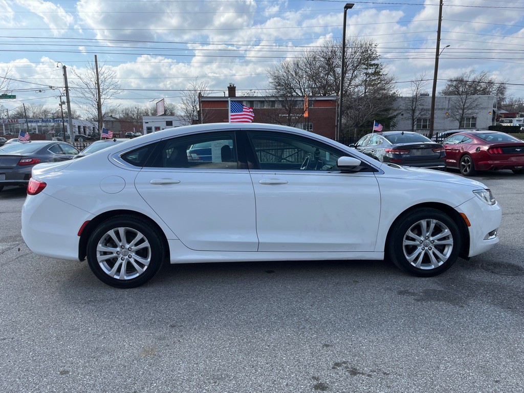 2015 Chrysler 200 Image 4