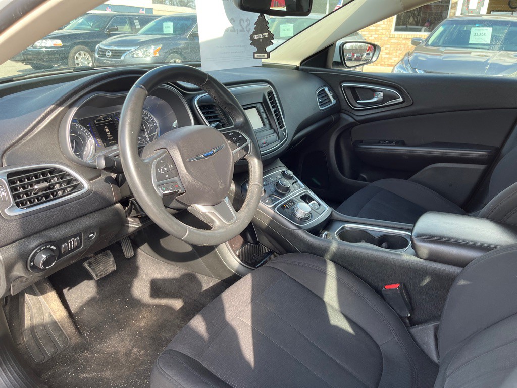 2015 Chrysler 200 Image 9