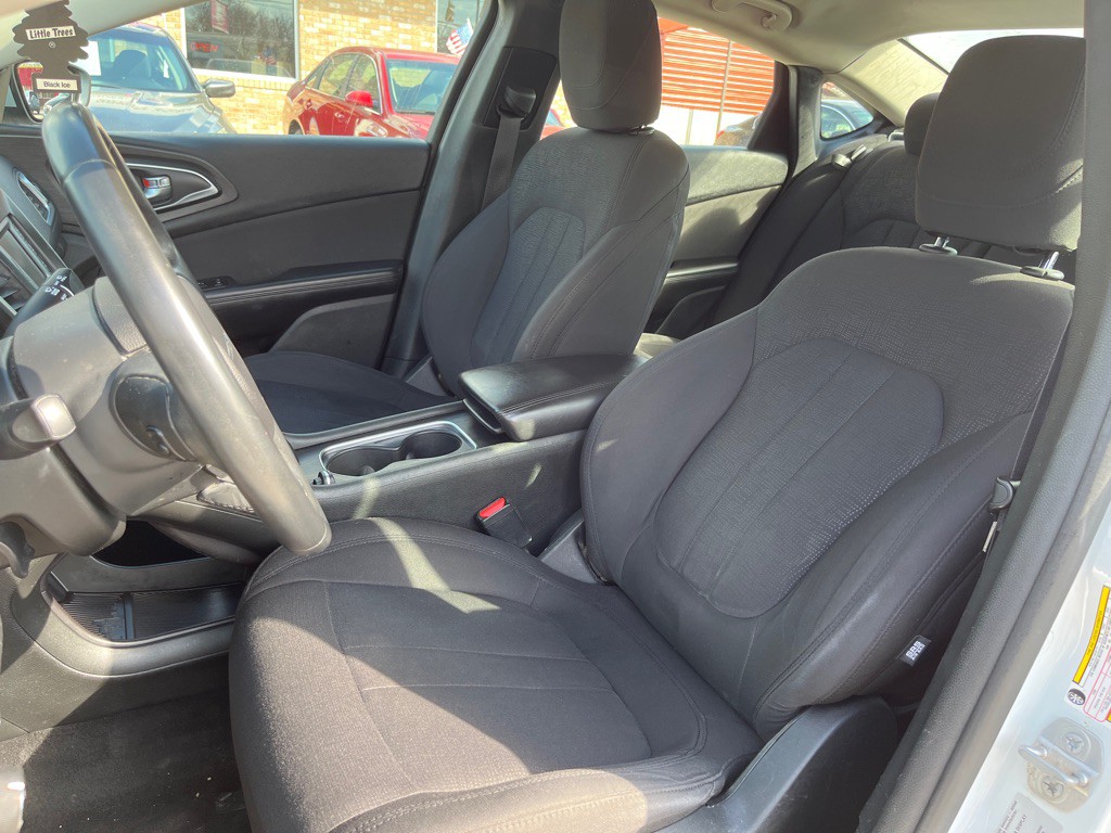 2015 Chrysler 200 Image 10