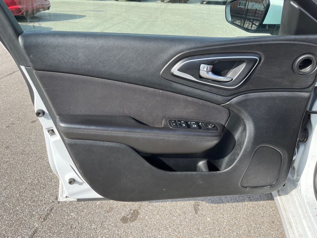 2015 Chrysler 200 Image 11