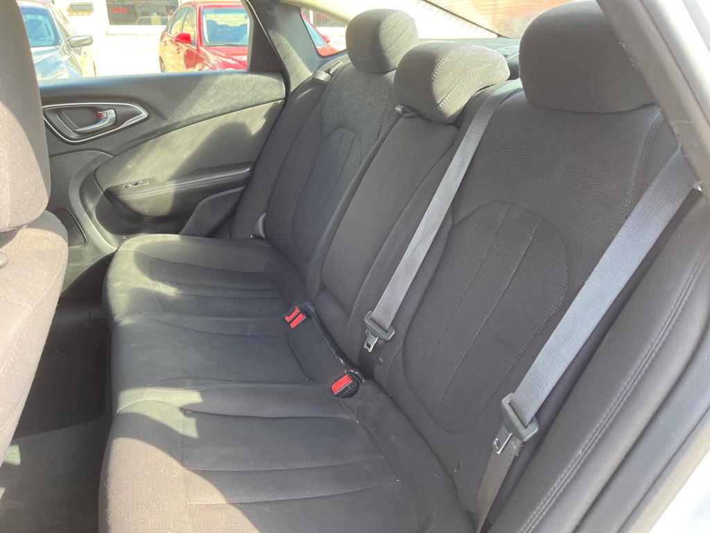 2015 Chrysler 200 Image 12