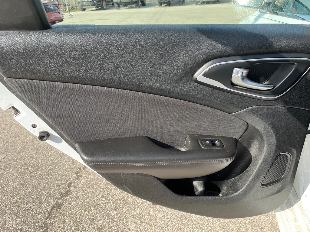 2015 Chrysler 200 Image 13