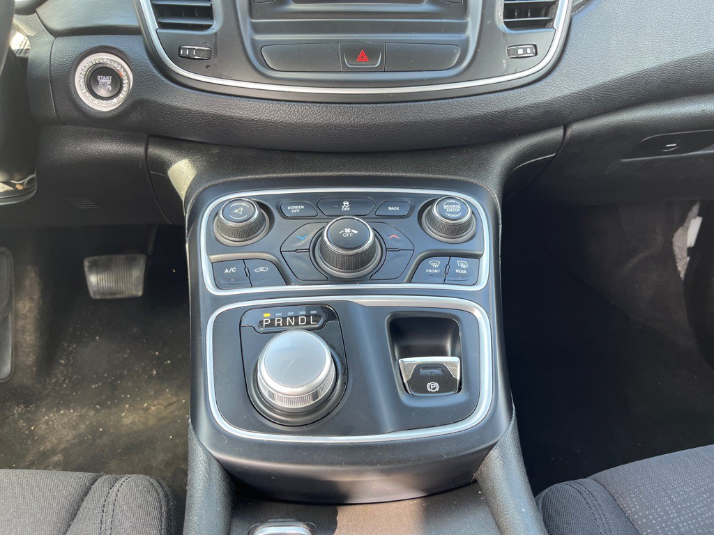 2015 Chrysler 200 Image 15