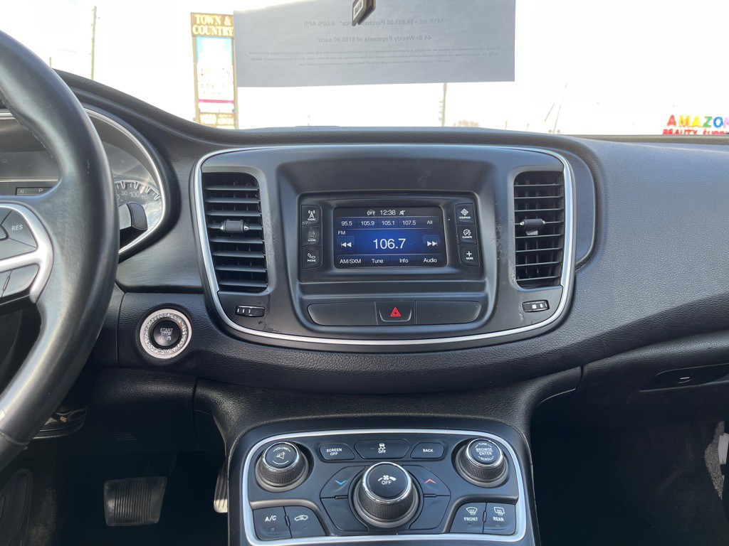 2015 Chrysler 200 Image 16