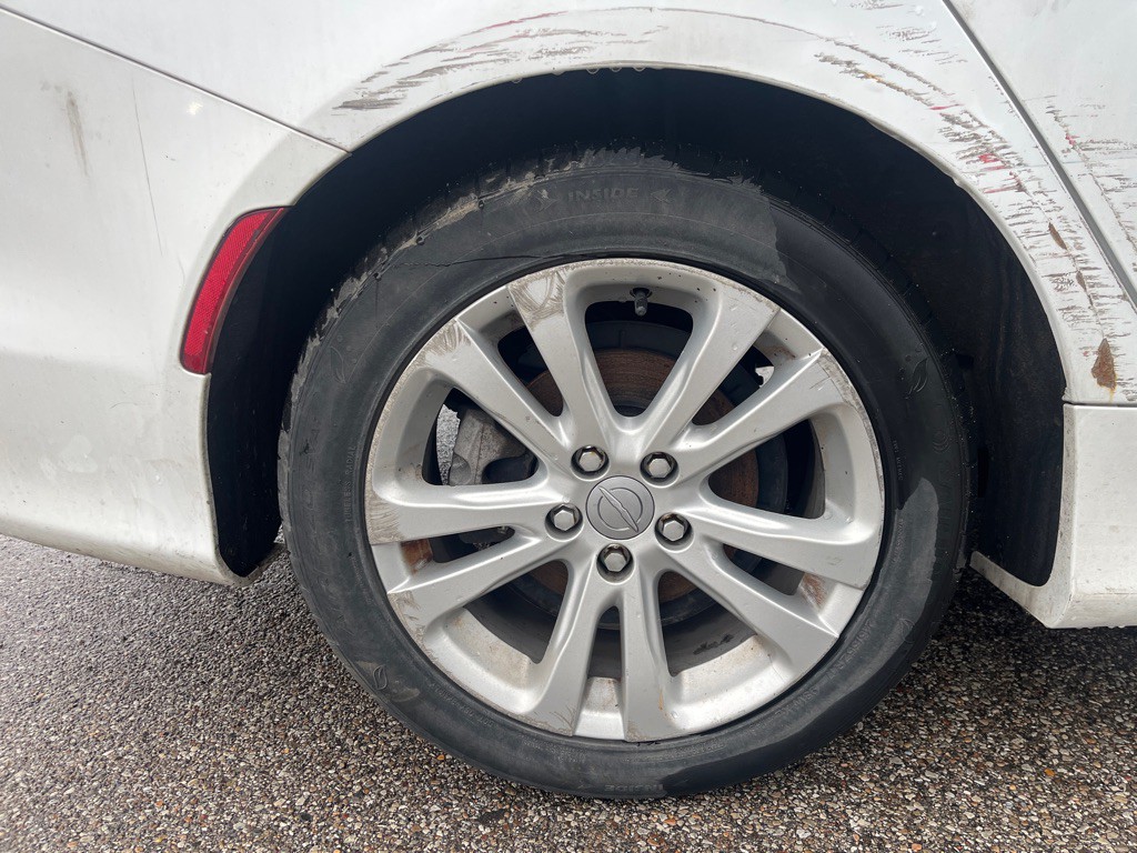 2015 Chrysler 200 Image 8