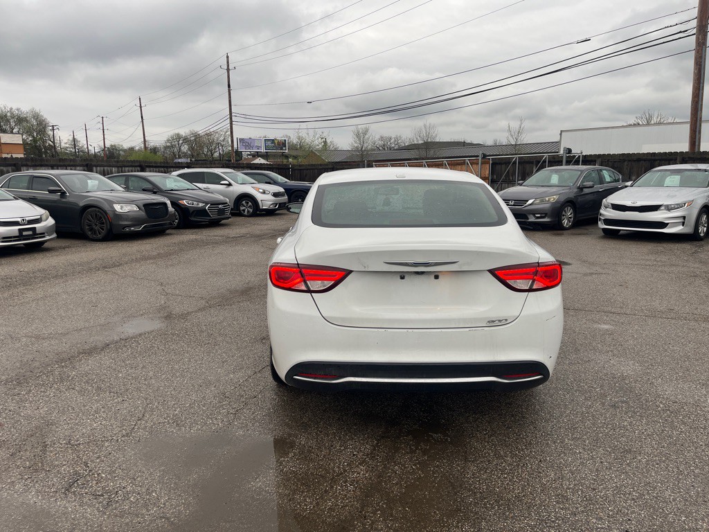 2015 Chrysler 200 Image 4