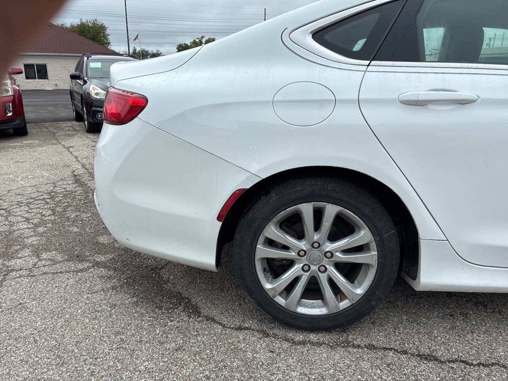 2015 Chrysler 200 Image 6