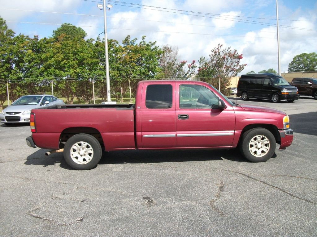 2005 GMC Sierra Image 2
