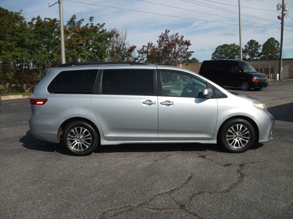 2019 Toyota Sienna Image 2