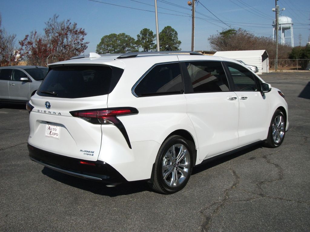 2024 Toyota Sienna Image 3