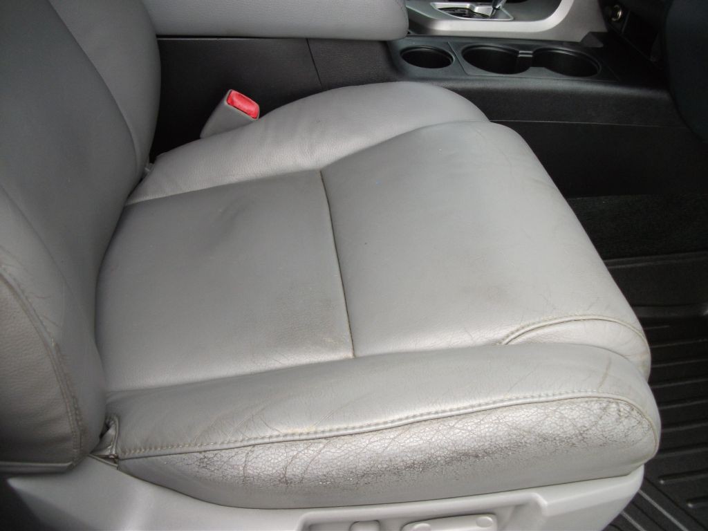 2015 Toyota Sequoia Image 11