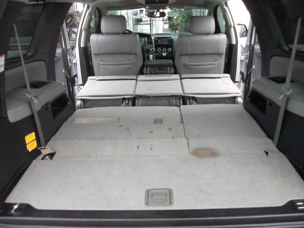 2015 Toyota Sequoia Image 17