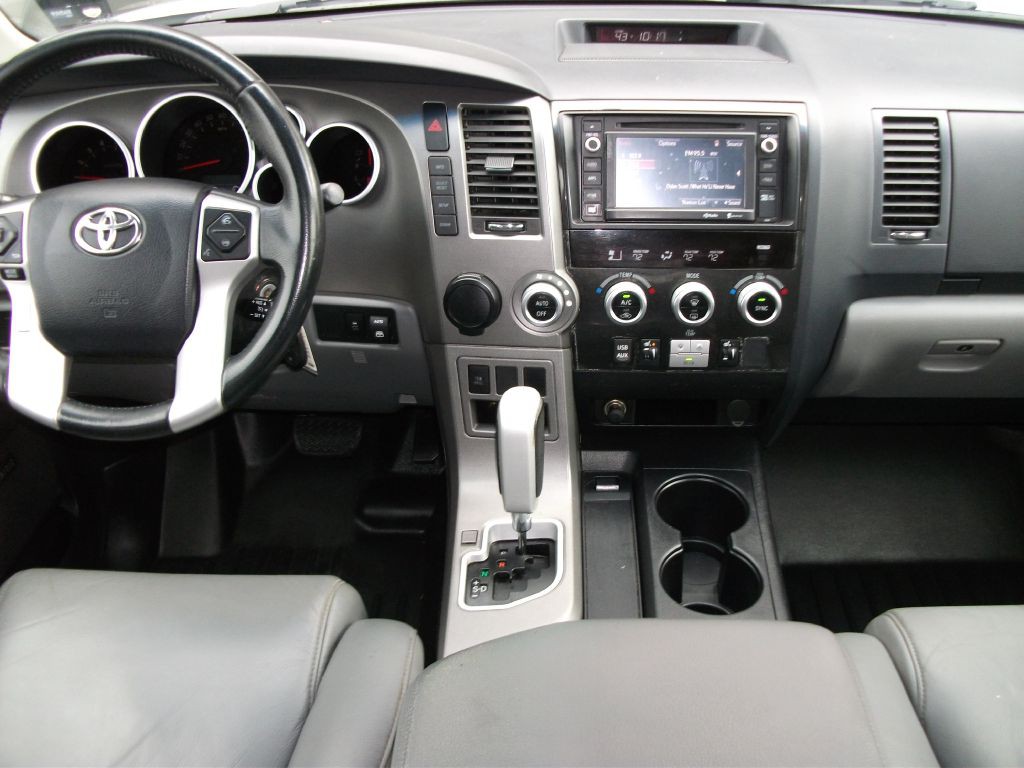 2015 Toyota Sequoia Image 18